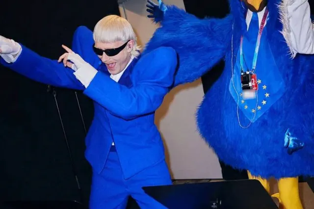 Uitgelekt: Joost Klein tijdens repetitie vergezeld door een blauwe kip