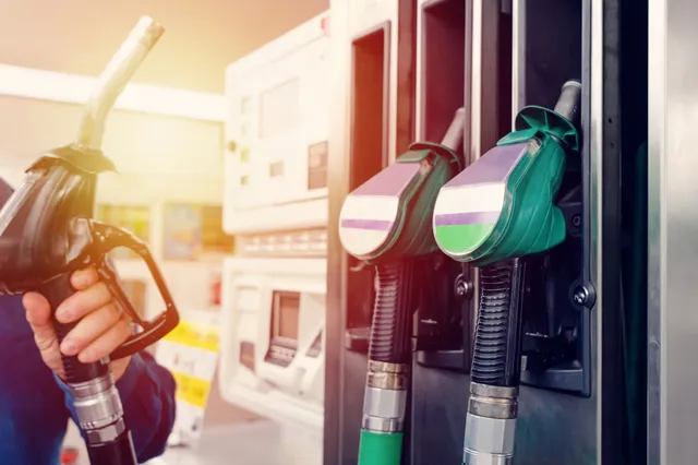 Waarom de benzineprijs nog lager wordt