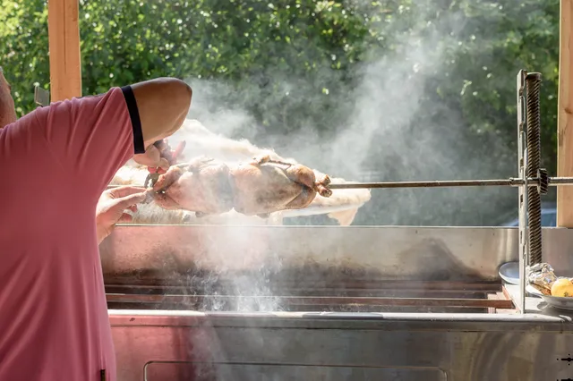 Veganist sleept buren voor de rechter vanwege geur van barbecue