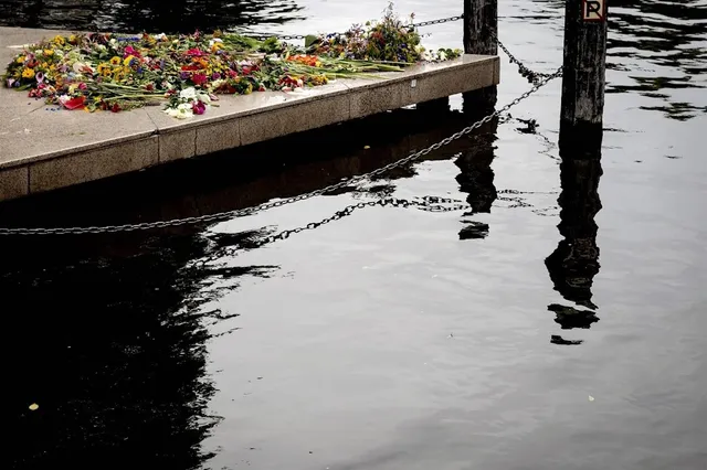 Bloemen, knuffels en kaarsen bij wake voor Gaza in Amsterdam