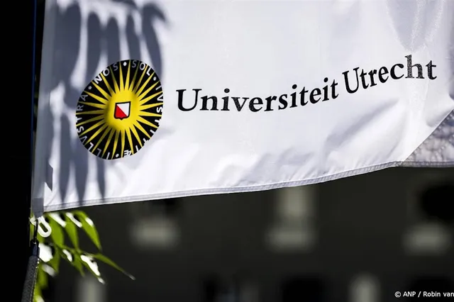 Tientallen demonstranten bij universiteitsbieb in centrum Utrecht