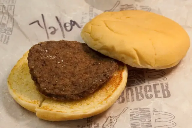 Zo ziet een McDonalds hamburger er uit na 5 jaar