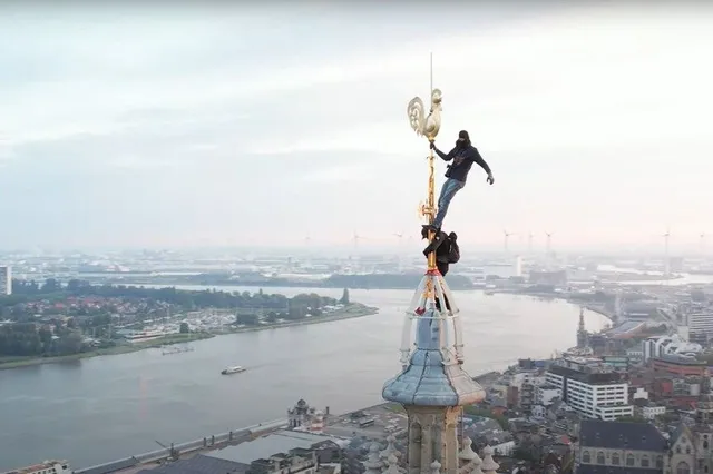 Politie op zoek naar YouTubers die aan Antwerpse torenspits hangen (bekijk hier de beelden)