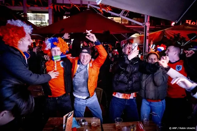 Feest en getoeter na overwinning Oranje op Turkije