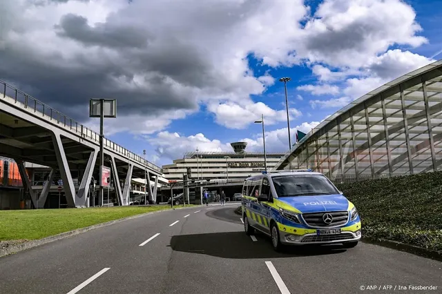 Aan asfalt geplakte klimaatactivisten leggen vliegverkeer Keulen Bonn Airport stil