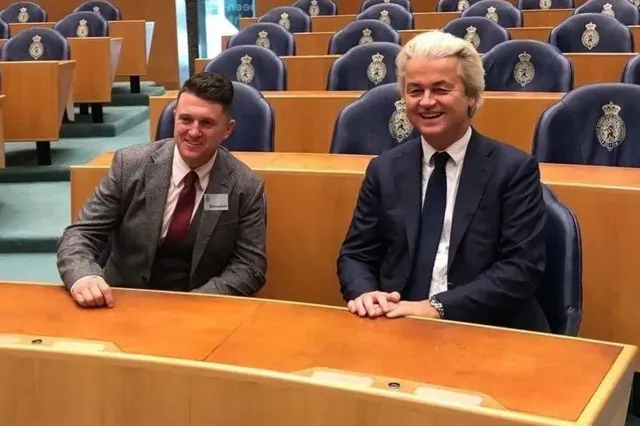 De aanjager van het rechtse gewelddadige tuig in Engeland is een goede vriend van Geert Wilders