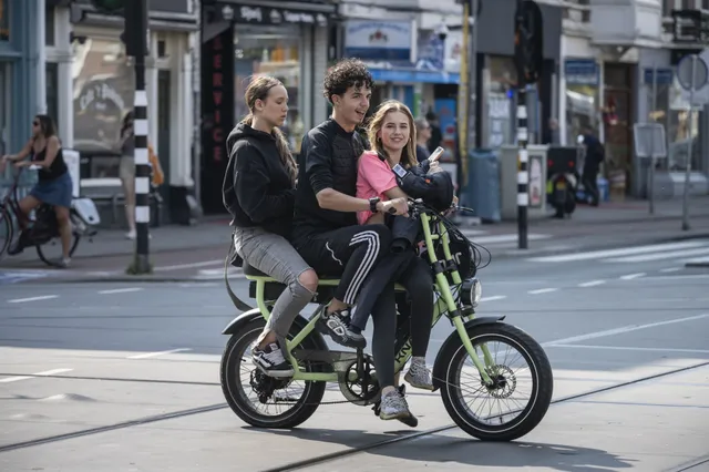 De fatbike-plaag: wandelaar wordt aangereden op Grote Markt in Groningen, politie handhaaft niet, zie beelden