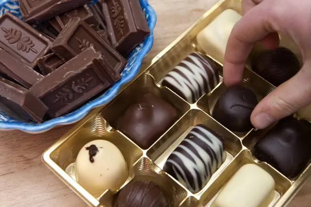 Wat is de oorzaak van wit uitgeslagen chocolade, en kun je het nog eten?