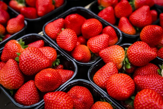 Steeds meer bestrijdingsmiddelen op groente en fruit: hoe ongezond is dat?