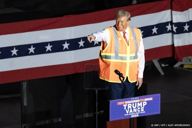 Trump houdt campagnebijeenkomst gekleed in outfit vuilnisman