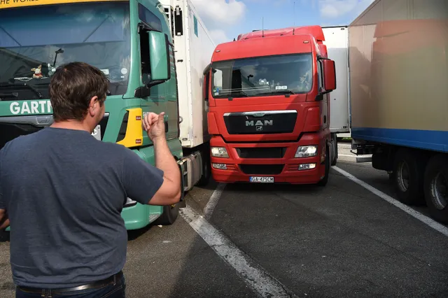 Smerige parkeerplaatsen en vrachtwagens langs de vluchtstrook: Truckers vechten elke avond om een plek