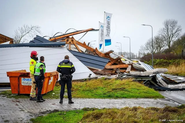 Loods ingestort, zonnepanelen vallen op auto's in Groningen