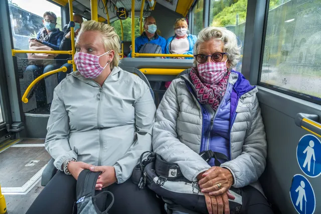 Hoe groot is de kans dat je besmet wordt als iemand in de trein zit te hoesten?