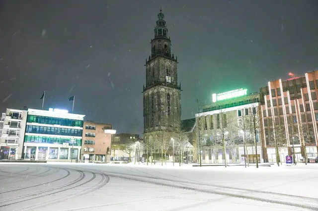 Winterse buien en verkeersongelukken: het is spekglad in het noorden, zie beelden