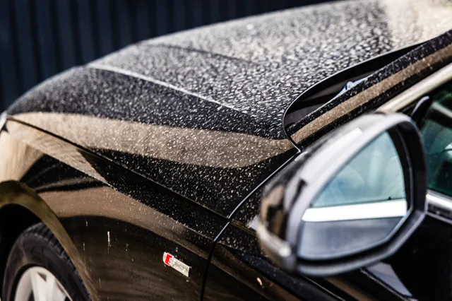Saharazand op auto's en zonnepanelen: wat moet je (vooral niet) doen?