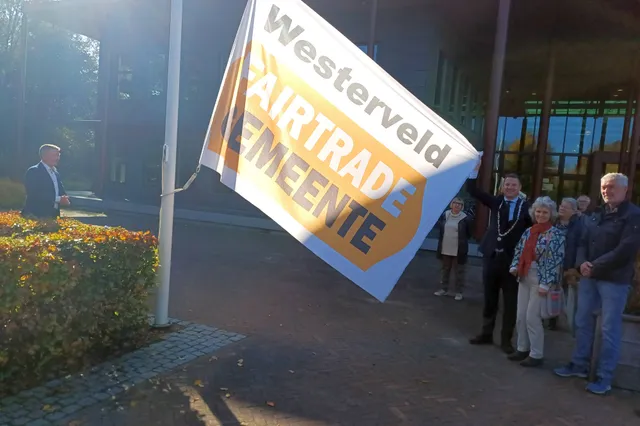 Fairtrade vlag wappert weer voor gemeentehuis
