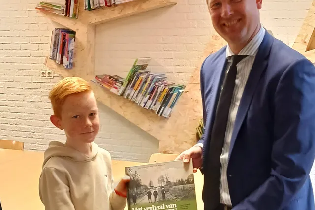 Boek over historie van Wapserveen is op de basisschool uitgedeeld