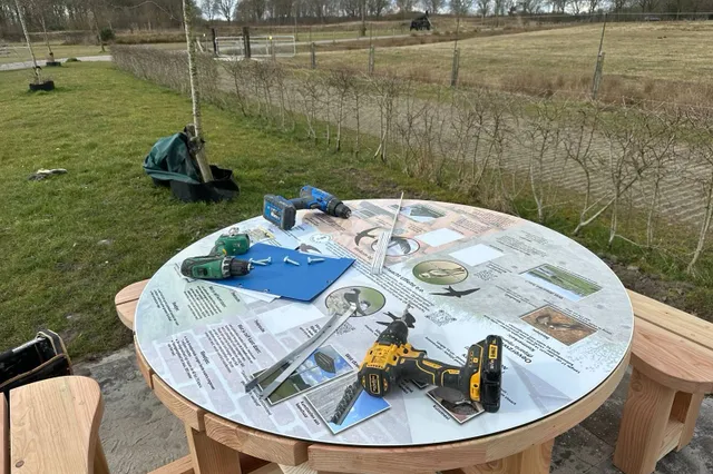 Zwaluwinformatietafel mooie aanwinst voor schaapskooi Holtingerveld