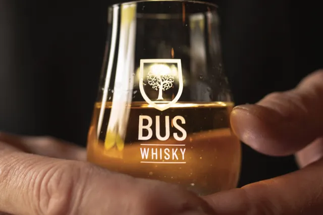 Distilleerderij Donderdag: Bus Whisky stookt met water uit een breuklijn