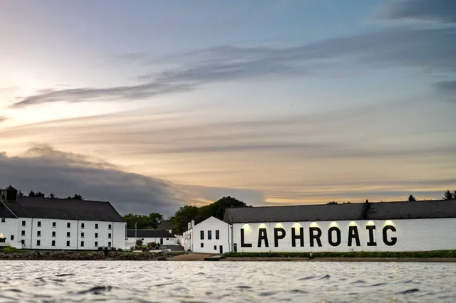 Distilleerderij Donderdag: Laphroaig - Over turf, water, whisky en een burenruzie