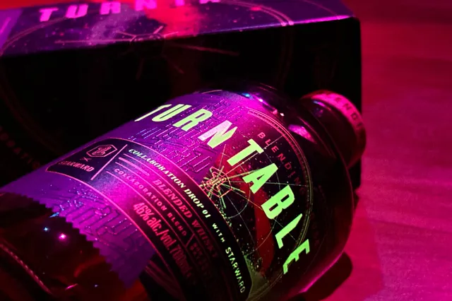 Label van Turntable Collaboration Drop whisky heeft verborgen feature