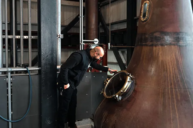 De eerste verticale distilleerderij in het Verenigd koninkrijk trapt de stook af
