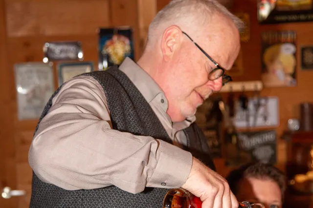 Nederlandse whiskymaker schudt de zenuwen van zich af nadat whisky goed ontvangen wordt
