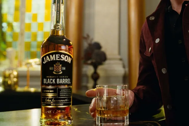 Aaron Taylor-Johnson promoot Jameson Black Barrel whiskey in nieuwe campagne