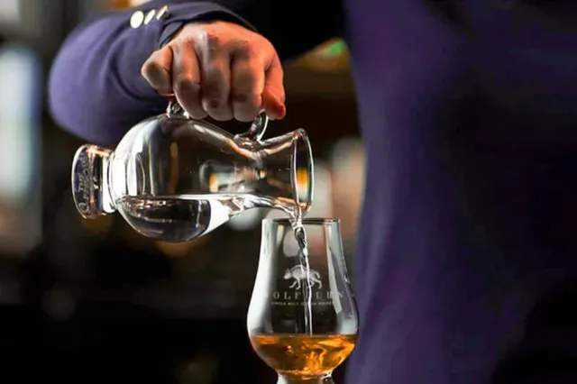 Wolfburn introduceert een eigen Glencairn Water Jug voor whisky fans