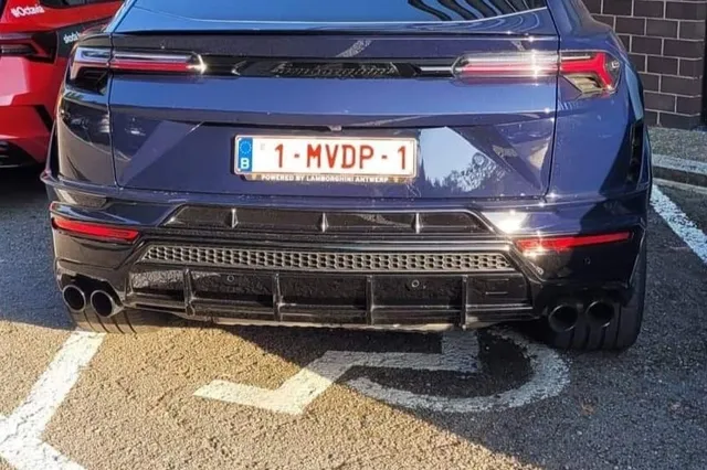 KIJK. Lamborghini van Mathieu van der Poel geparkeerd... op parking voor invaliden