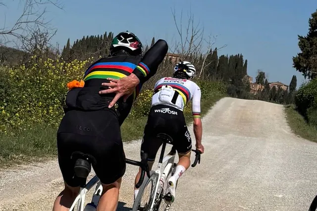 Straffe beelden: Museeuw (59) nestelt zich in wiel van Pogacar tijdens verkenning Strade Bianche