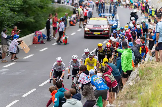 Yellow_jersey_peloton_in_Peyresourdes_during_stage_14_of_Tour_de_France_2025