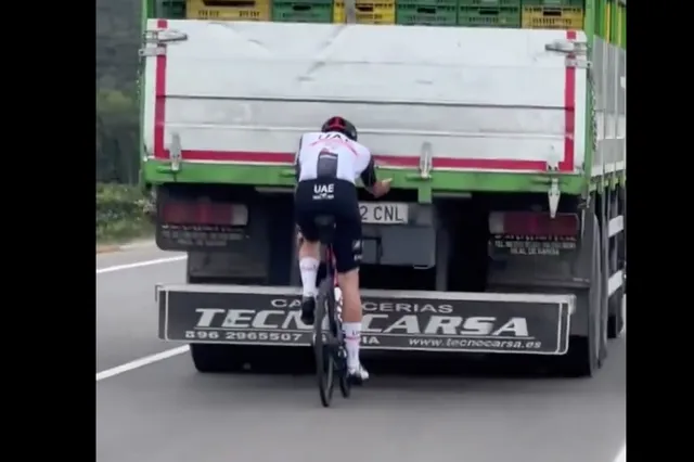VIDEO: Felix Grosss van Team UAE grijpt een vrachtwagen van achteren terwijl hij op de weg traint: ""Betreurenswaardige en onacceptabele houding"