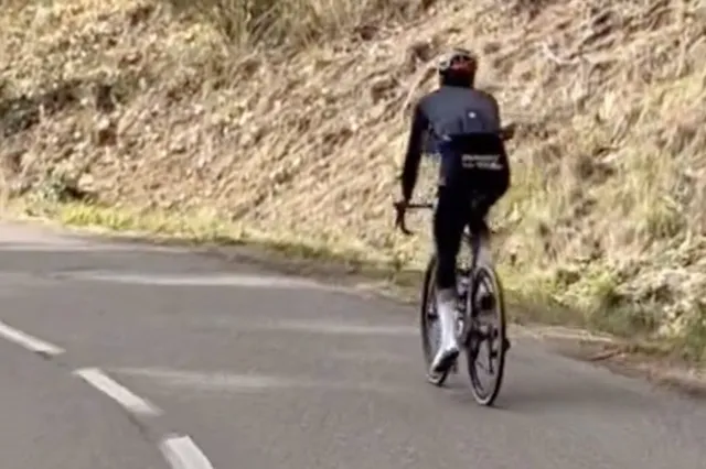 Een andere wending in het verhaal, Cian Uijtdebroeks gespot tijdens training in Visma-kleding