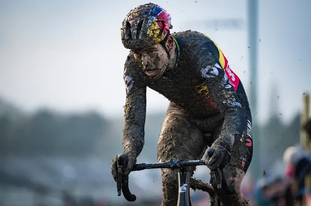 "Mijn gevoel was beter dan ik van tevoren had gedacht" - Wout van Aert knalt door de modder en wint in Essen