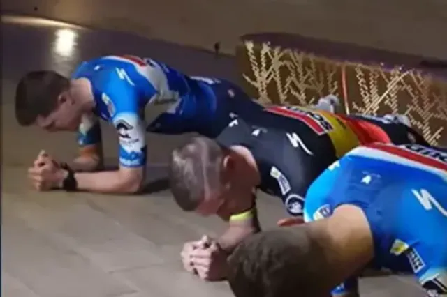 VIDEO: Remco Evenepoel neemt het op tegen Fausto Masnada en Louis Vervaeke in een planking challenge