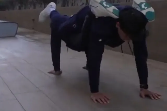 VIDEO: Soudal - Quick-Step en Julian Alaphilippe doen een ingewikkelde push-up uitdaging