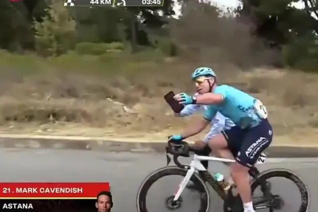 VIDEO: Mark Cavendish neemt selfie met fan tijdens beklimming Tour Colombia