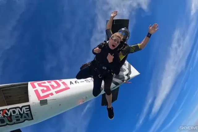 VIDEO: Lotte Kopecky maakt parachutesprong in Dubai in aanloop naar UAE Tour