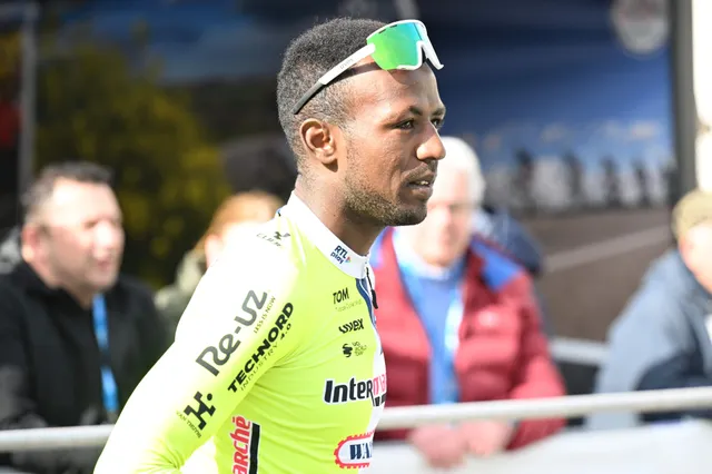 "We blijven hoop houden. Het is fifty-fifty" - Twijfels over deelname van Biniam Girmay aan 'De Ronde' na valpartij in Dwars door Vlaanderen