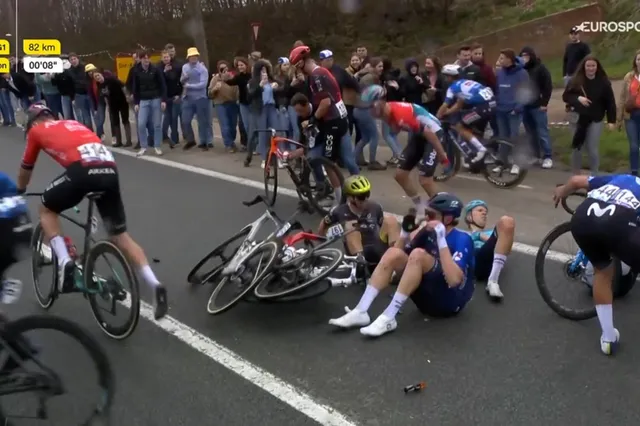 VIDEO: Toeschouwer langs de weg raakt Cees Bol en veroorzaakt valpartij in de Ronde van Vlaanderen 2024