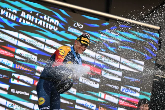 "Het was een hele zware dag" - Jonathan Milan pakt sprintzege in snelste Tirreno-Adriatico-etappe ooit