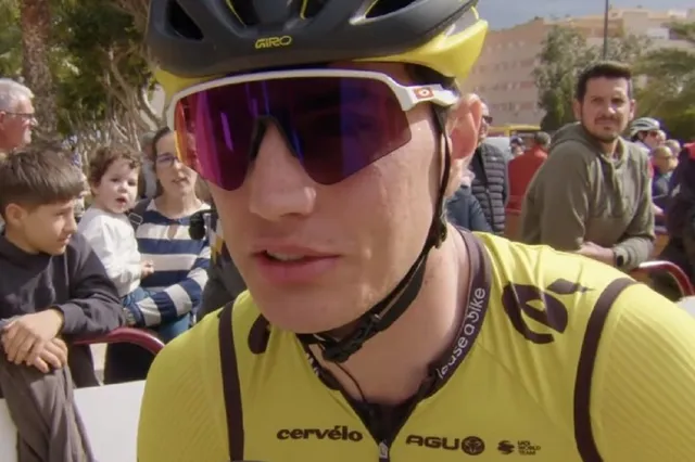 "We gaan snel kijken wat de schade precies is" - Olav Kooij heeft pijn na val in Giro d'Italia