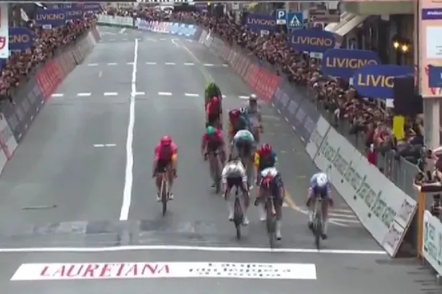 VIDEO: De spannende slotkilometer van Milano-Sanremo waarin Jasper Philipsen naar de overwinning sprintte