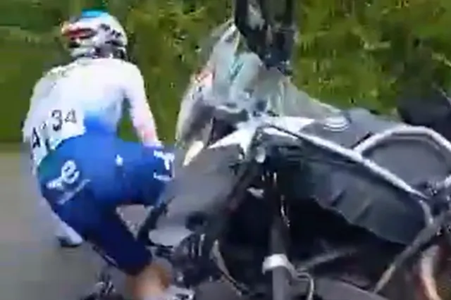 VIDEO: Wedstrijdmotor rijdt TotalEnergies-renner omver in schokkende beelden uit Vuelta a Asturias