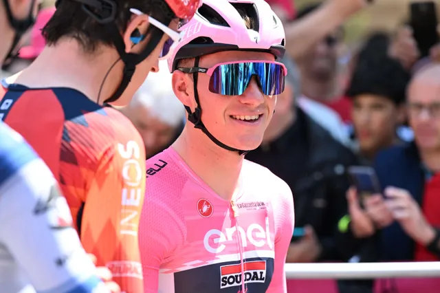 Lefevere en organisatoren van de Giro d'Italia maken ruzie over financiën: "Omdat Remco de Giro niet uitreed, wilden ze het afgesproken startgeld niet betalen"
