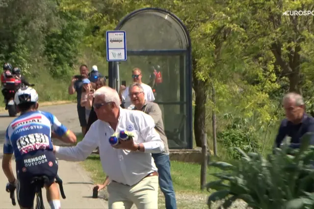 VIDEO: Patrick Lefevere op soigneurdienst voor Soudal - Quick-Step in de Giro d'Italia, overhandigt fles aan Julian Alaphilippe