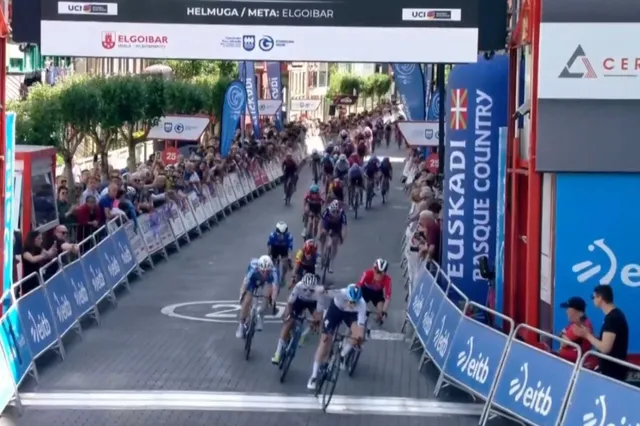 Mischa Bredewold zet dominantie van SD Worx voort in Ronde van Baskenland met zege in eerste etappe