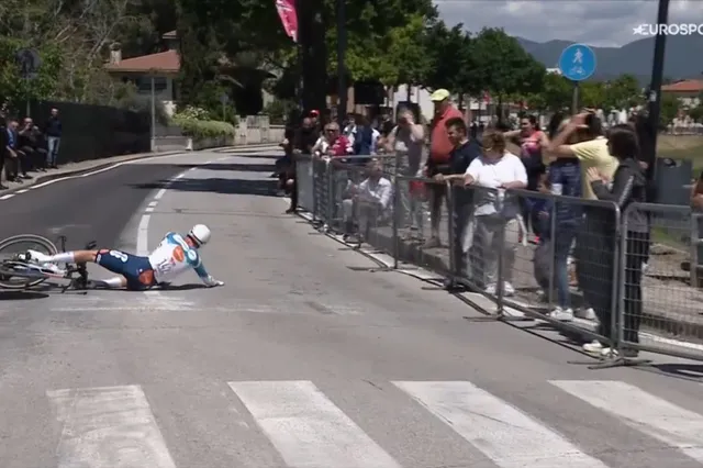 VIDEO: Tobias Lund Andresen eerste renner die naar de grond gaat in tijdrit Giro d'Italia