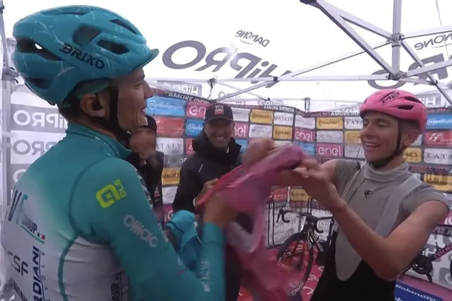 VIDEO: Tadej Pogacar toont zijn klasse door Giulio Pellizzari roze trui te geven na ritzege in etappe 16 van de Giro d'Italia